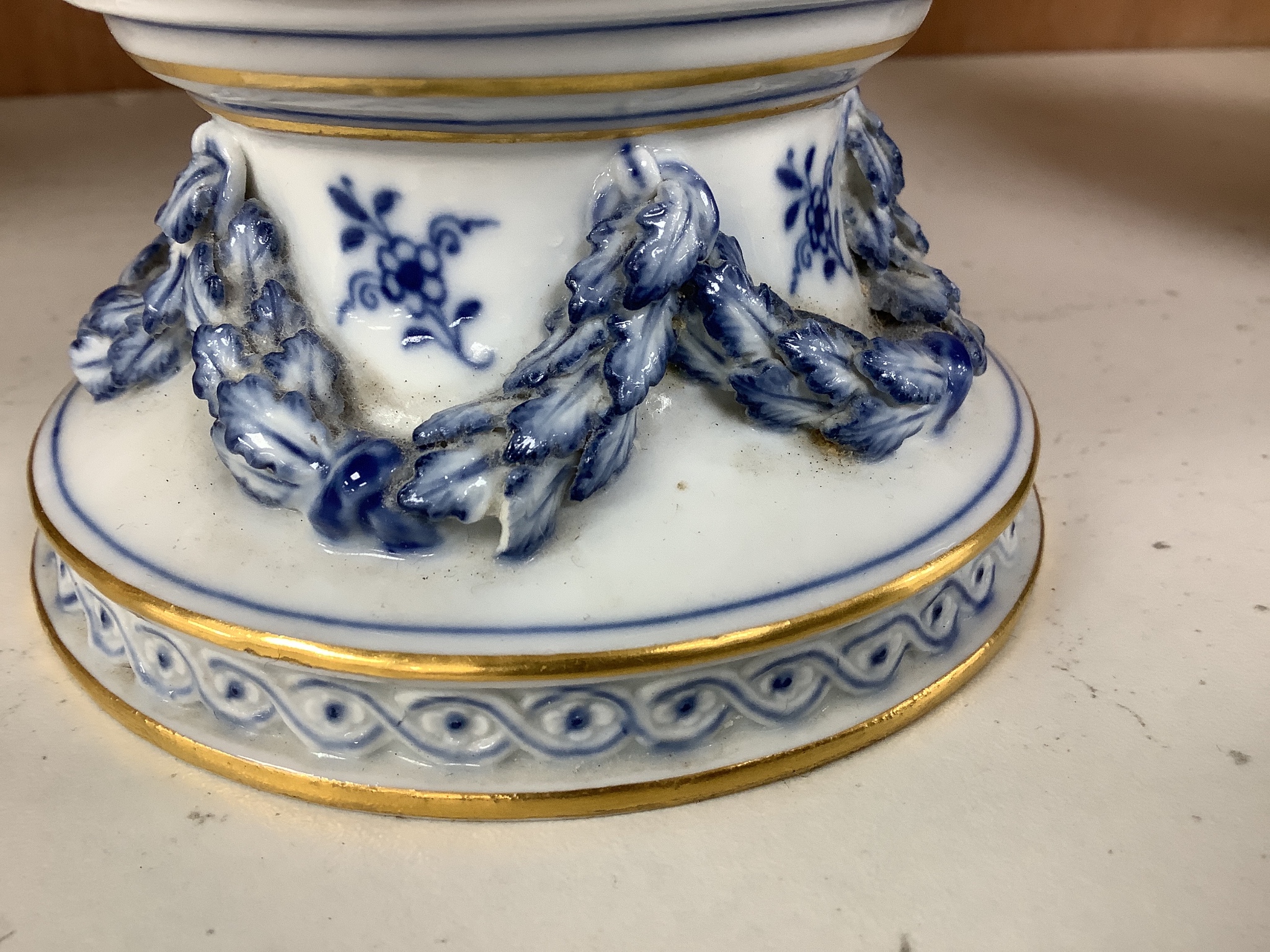 A 19th century Meissen blue and white pedestal bowl, 24cm wide